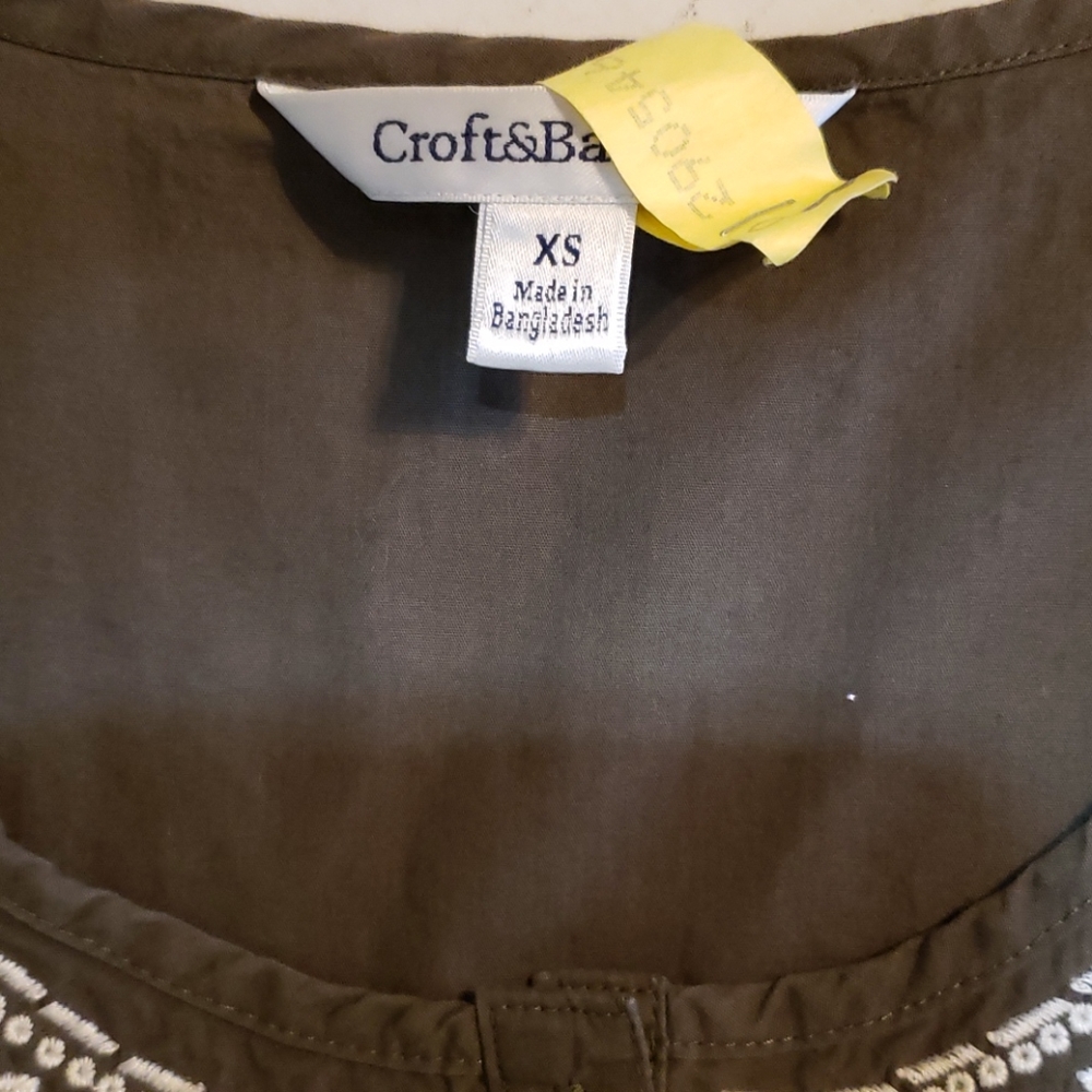 Lightly worn Croft & Barrow button down - Picture 4 of 4